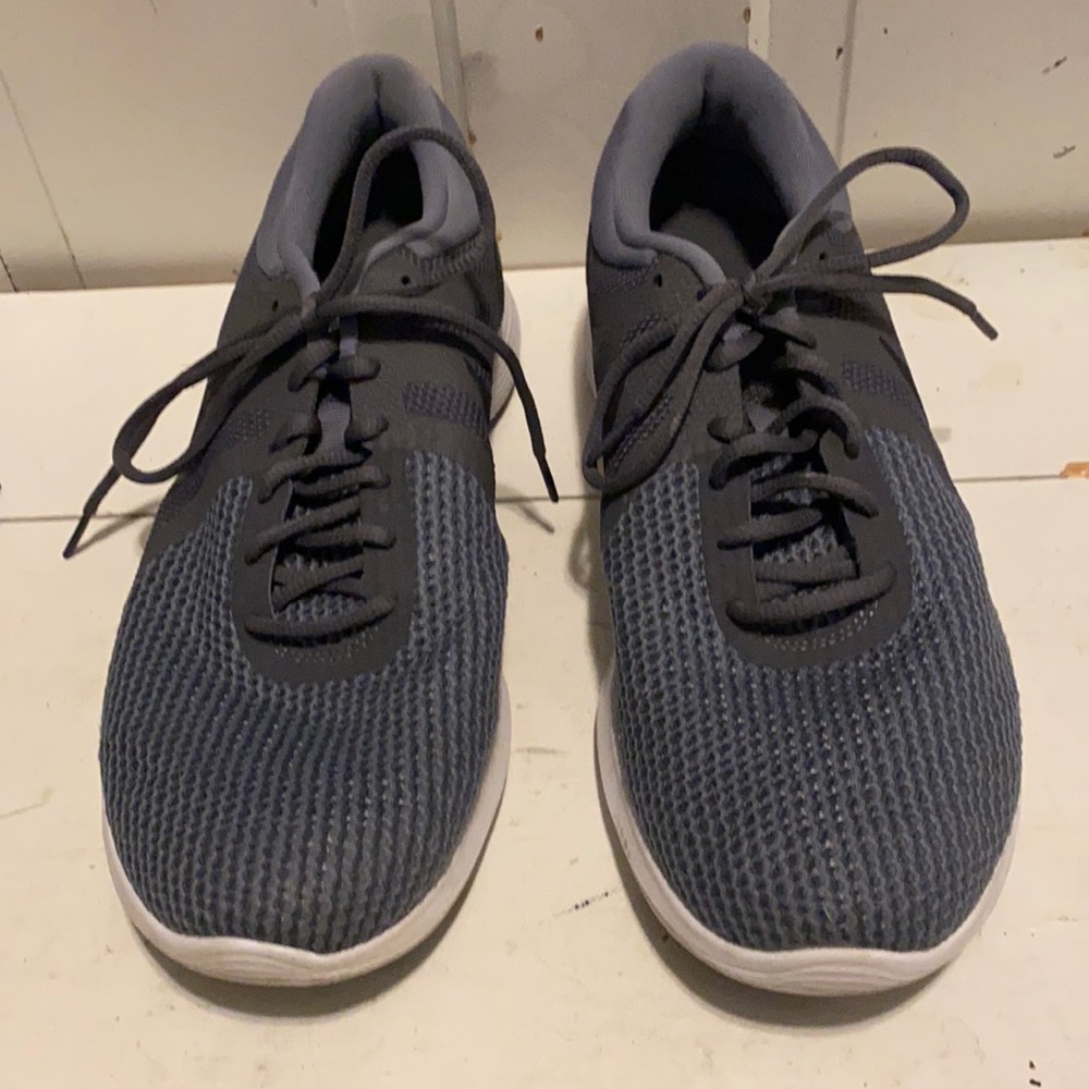 Nike shoes size 12 Wide gray and white